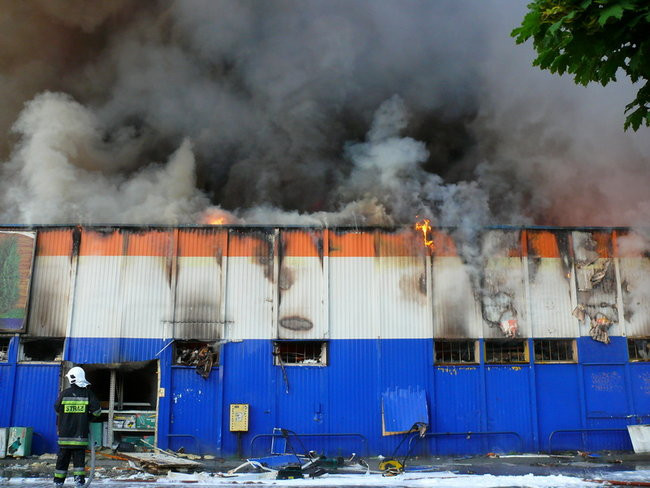 Spłonął supermarket Nomi w Lesznie (zdjęcia)