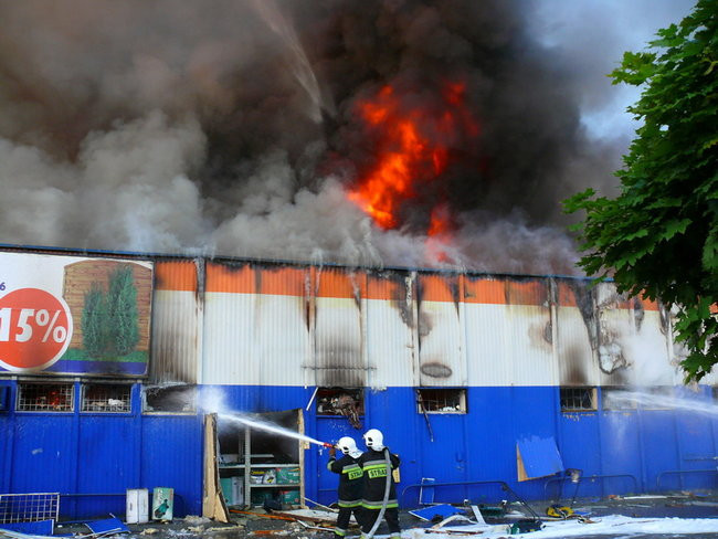 Spłonął supermarket Nomi w Lesznie (zdjęcia)