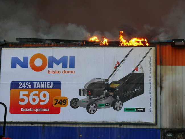 Spłonął supermarket Nomi w Lesznie (zdjęcia)