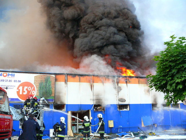 Spłonął supermarket Nomi w Lesznie (zdjęcia)