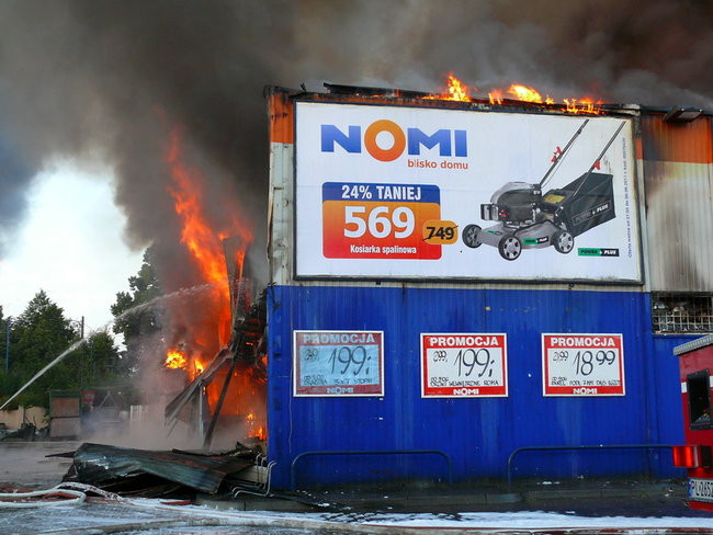 Spłonął supermarket Nomi w Lesznie (zdjęcia)