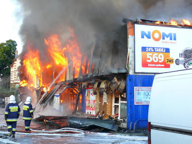 Spłonął supermarket Nomi w Lesznie (zdjęcia)