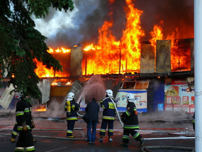 Spłonął supermarket Nomi w Lesznie (zdjęcia)