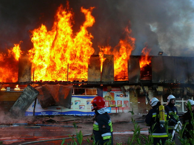 Spłonął supermarket Nomi w Lesznie (zdjęcia)