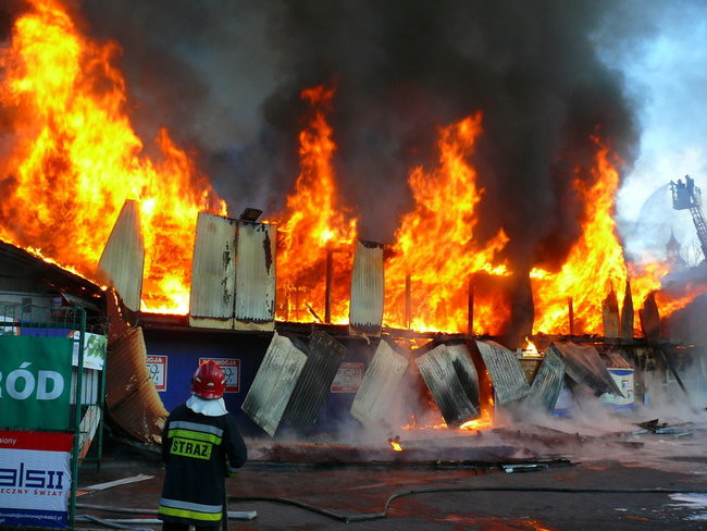Spłonął supermarket Nomi w Lesznie (zdjęcia)