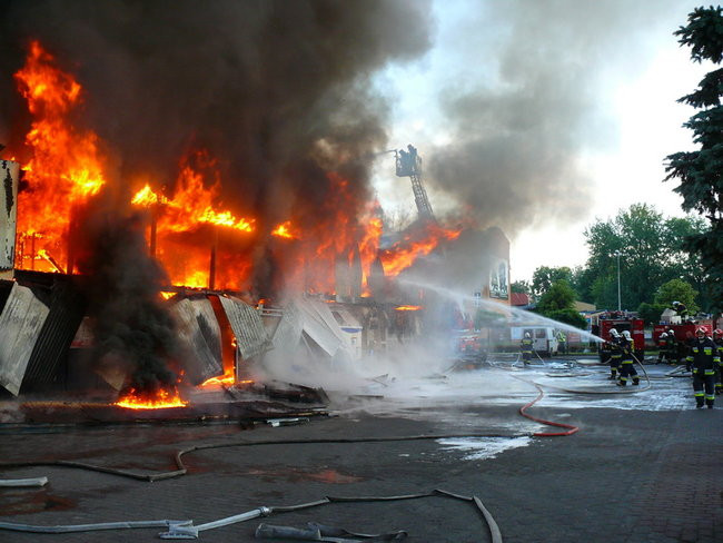 Spłonął supermarket Nomi w Lesznie (zdjęcia)