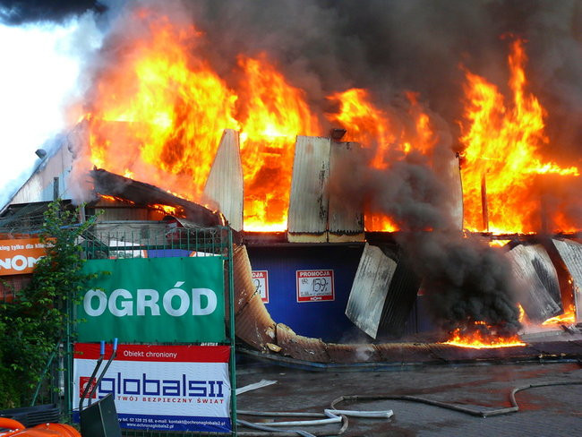 Spłonął supermarket Nomi w Lesznie (zdjęcia)