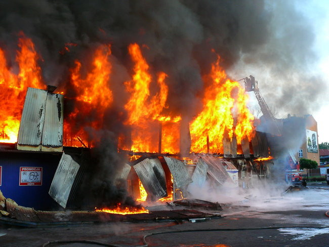 Spłonął supermarket Nomi w Lesznie (zdjęcia)