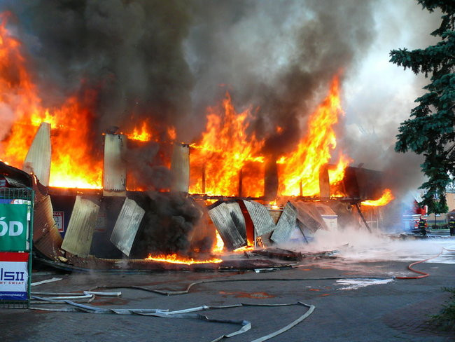 Spłonął supermarket Nomi w Lesznie (zdjęcia)