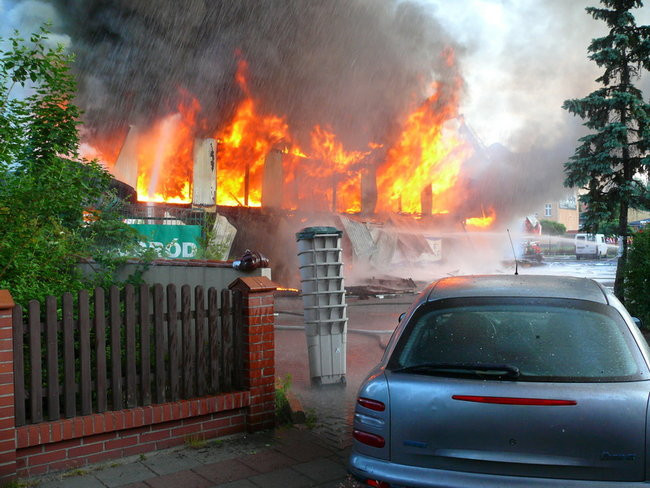 Spłonął supermarket Nomi w Lesznie (zdjęcia)