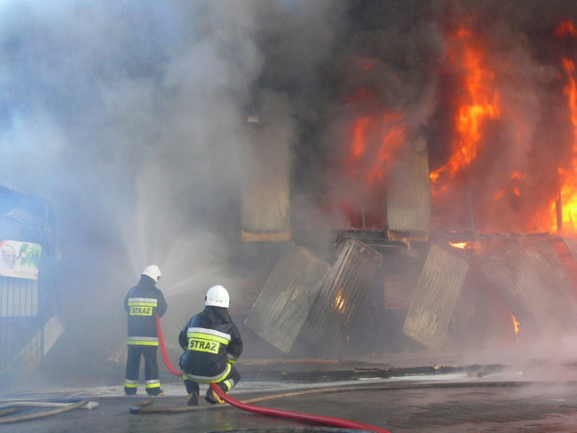 Spłonął supermarket Nomi w Lesznie (zdjęcia)