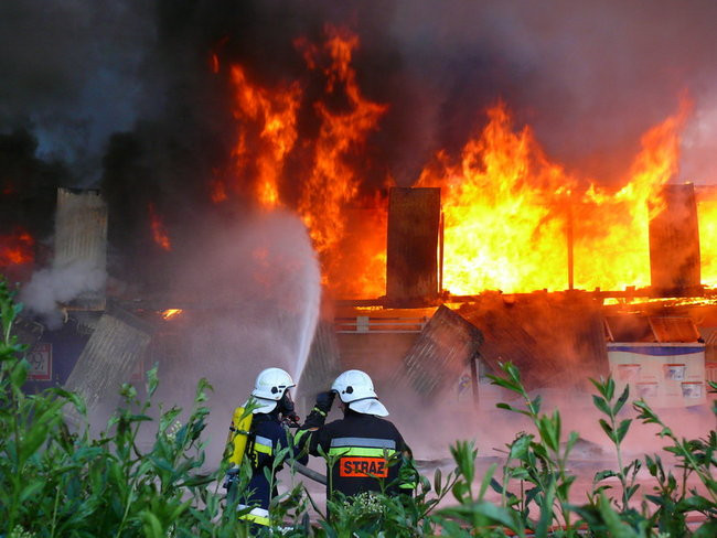 Spłonął supermarket Nomi w Lesznie (zdjęcia)