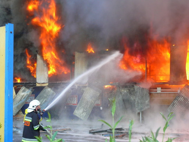 Spłonął supermarket Nomi w Lesznie (zdjęcia)