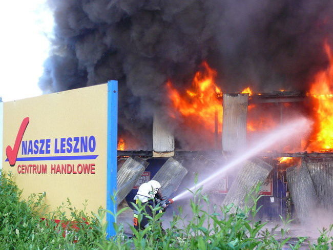 Spłonął supermarket Nomi w Lesznie (zdjęcia)