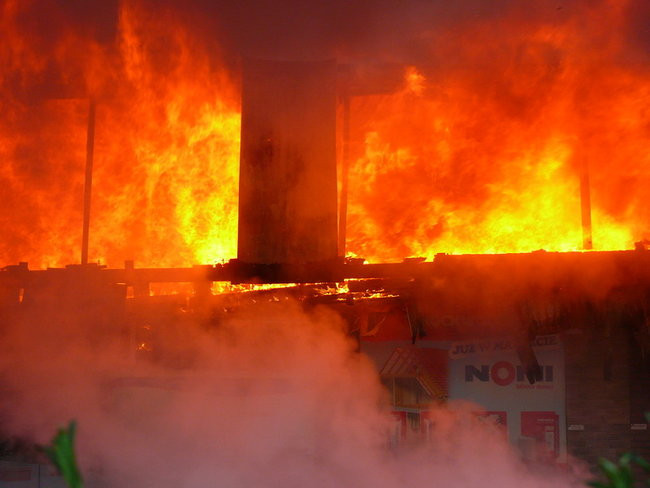 Spłonął supermarket Nomi w Lesznie (zdjęcia)