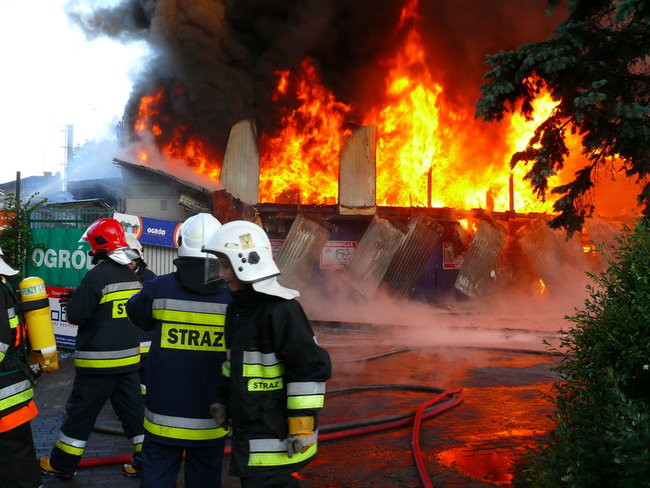 Spłonął supermarket Nomi w Lesznie (zdjęcia)
