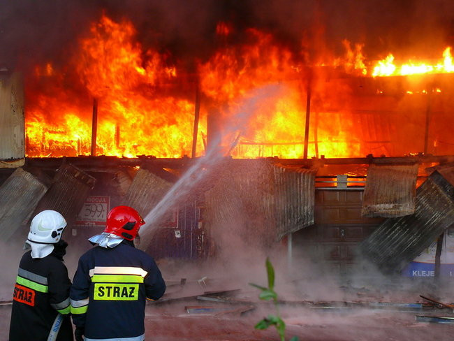 Spłonął supermarket Nomi w Lesznie (zdjęcia)