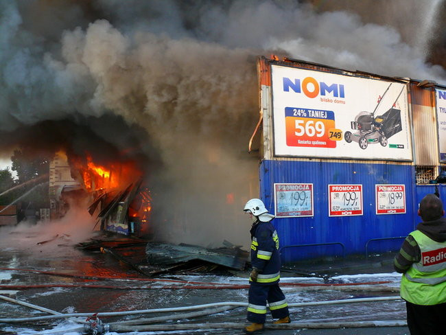 Spłonął supermarket Nomi w Lesznie (zdjęcia)