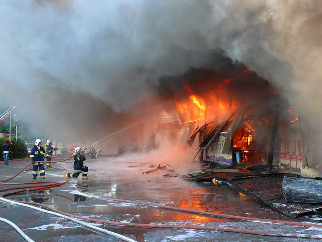 Spłonął supermarket Nomi w Lesznie (zdjęcia)