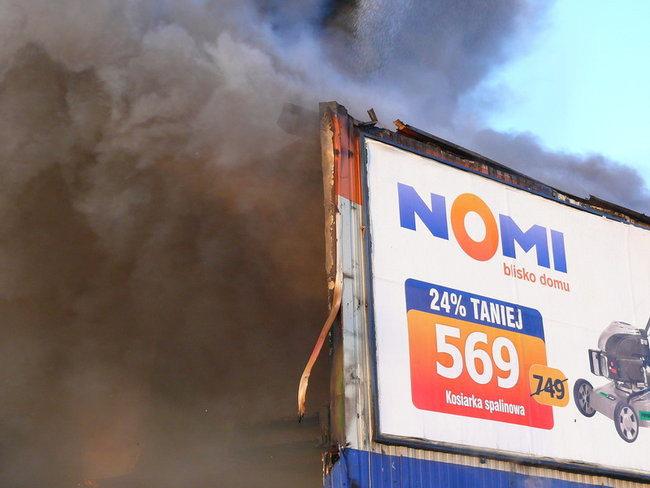 Spłonął supermarket Nomi w Lesznie (zdjęcia)