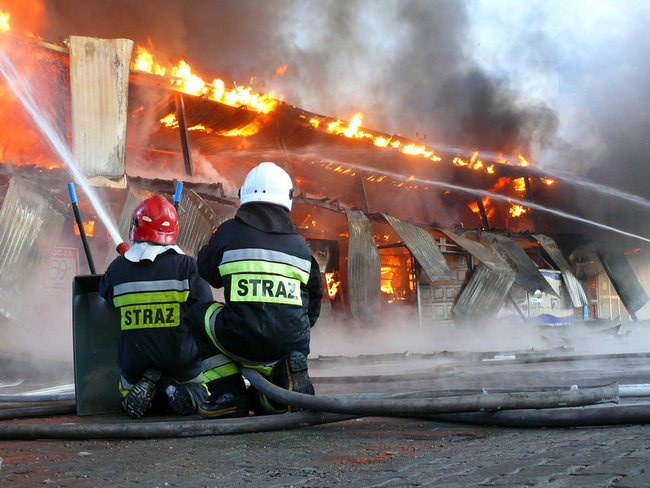 Spłonął supermarket Nomi w Lesznie (zdjęcia)