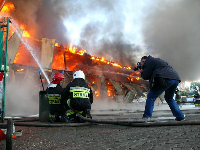 Spłonął supermarket Nomi w Lesznie (zdjęcia)
