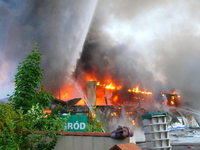 Spłonął supermarket Nomi w Lesznie (zdjęcia)