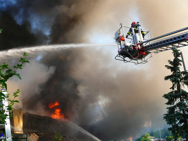 Spłonął supermarket Nomi w Lesznie (zdjęcia)