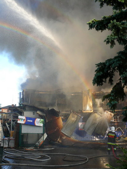 Spłonął supermarket Nomi w Lesznie (zdjęcia)