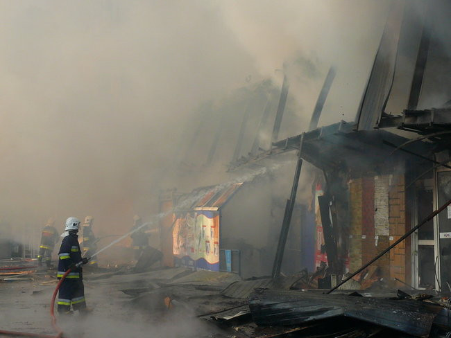 Spłonął supermarket Nomi w Lesznie (zdjęcia)