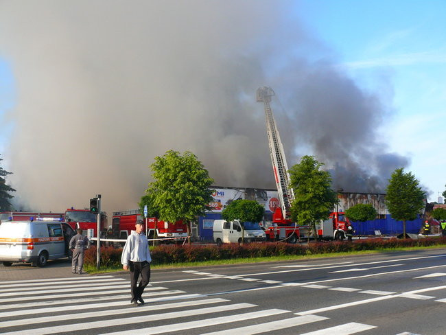 Spłonął supermarket Nomi w Lesznie (zdjęcia)