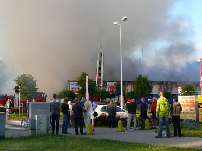 Spłonął supermarket Nomi w Lesznie (zdjęcia)