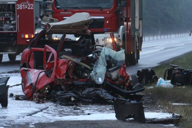 Czołówka na szosie rydzyńskiej. Pięć osób nie żyje