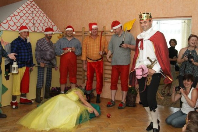 Rodzice wystawili Królewnę Śnieżkę (zdjęcia)