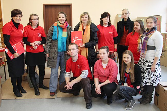 Wolontariusze rozwożą prezenty (zdjęcia)