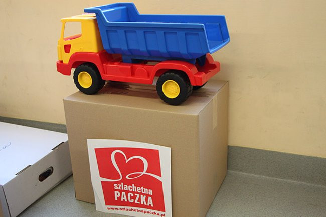 Wolontariusze rozwożą prezenty (zdjęcia)