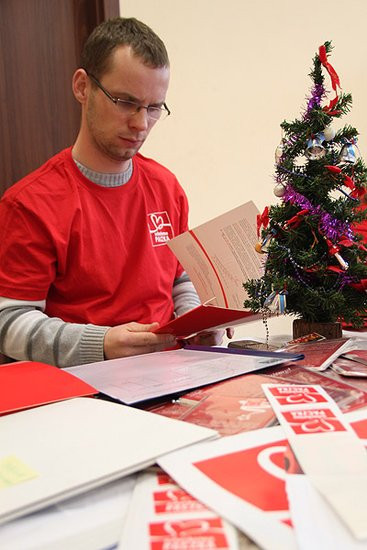 Wolontariusze rozwożą prezenty (zdjęcia)