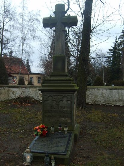 Kwiaty na grobie, tablica przy domu (zdjęcia)