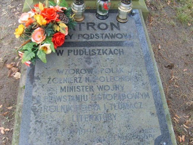 Kwiaty na grobie, tablica przy domu (zdjęcia)