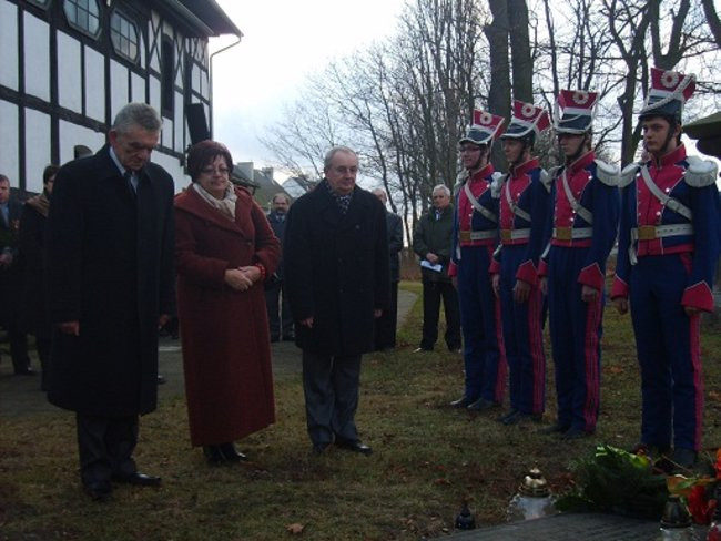 Kwiaty na grobie, tablica przy domu (zdjęcia)