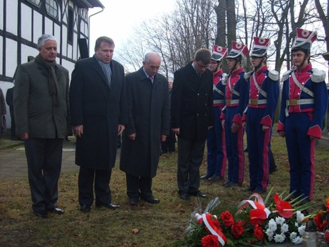Kwiaty na grobie, tablica przy domu (zdjęcia)
