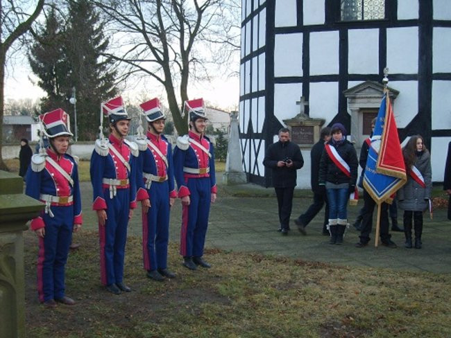 Kwiaty na grobie, tablica przy domu (zdjęcia)