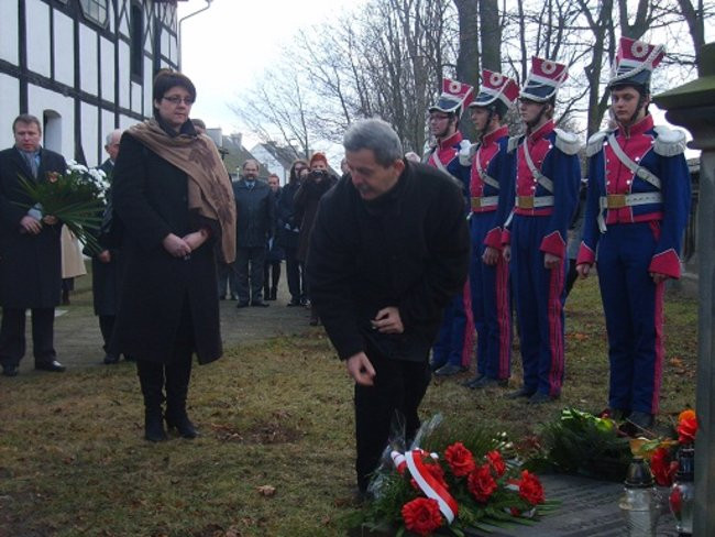 Kwiaty na grobie, tablica przy domu (zdjęcia)