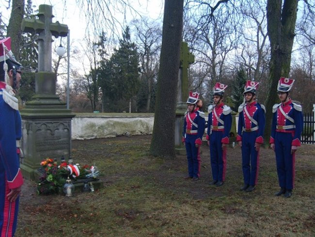 Kwiaty na grobie, tablica przy domu (zdjęcia)