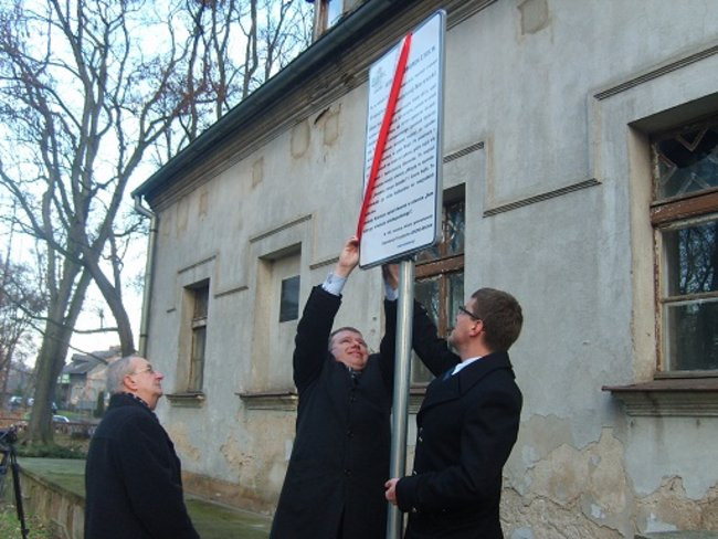 Kwiaty na grobie, tablica przy domu (zdjęcia)