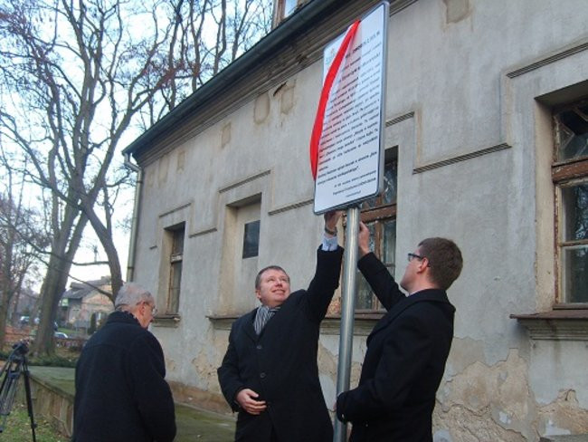 Kwiaty na grobie, tablica przy domu (zdjęcia)
