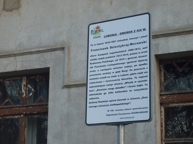Kwiaty na grobie, tablica przy domu (zdjęcia)