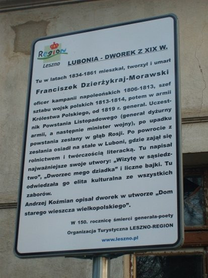 Kwiaty na grobie, tablica przy domu (zdjęcia)
