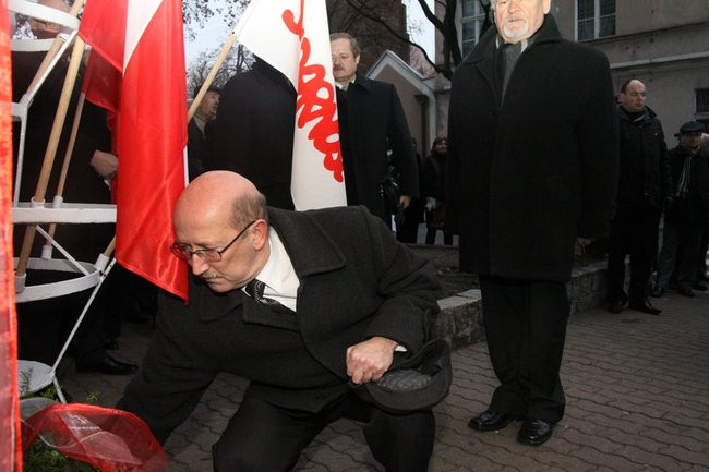 Tablica Solidarności na kamienicy przy Chrobrego 21 (zdjęcia)