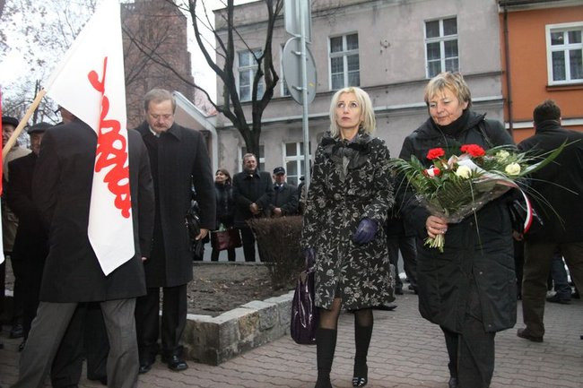 Tablica Solidarności na kamienicy przy Chrobrego 21 (zdjęcia)